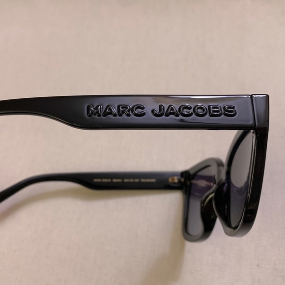 MARC JACOBS Embossed Logo Square Sunglasses — Glossy Black & Grey Gradient Lens - Picture 6 of 17